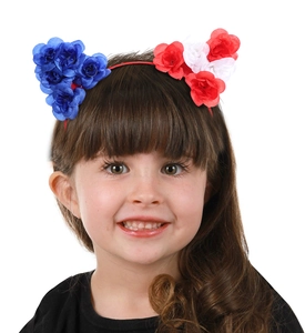 Gros plan d'un serre-tête floral rouge blanc bleu pour enfant, accessoire de fête festif