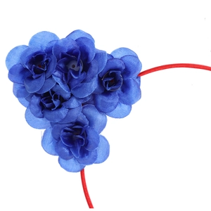 Détail de coiffe en roses bleues avec bande élastique rouge pour coiffure de festival