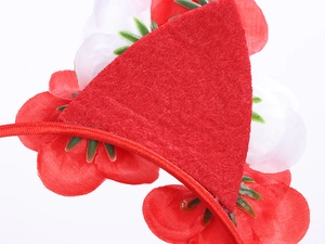 Détail de fleurs en tissu rouge et blanc faites main sur un serre-tête de fête tressé