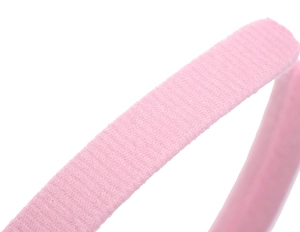 Détail macro de la texture du velcro rose pour serre-tête oreilles de chat enfant