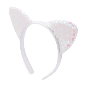 Détail d'oreilles de chat à paillettes blanches sur un bandeau en tissu pour la fête