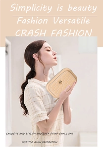 Petit sac bandoulière matelassé beige élégant avec fermoir doré porté par un mannequin