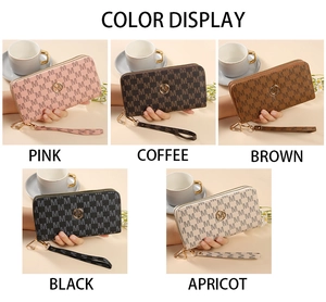 Vista multicolore di portafogli lunghi da donna con doppia zip e stampa con motivo a M