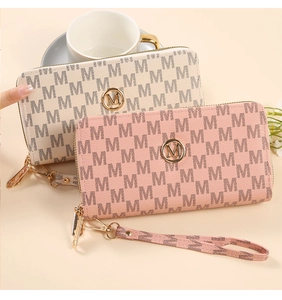 Dettaglio di portafogli con doppia zip in crema e rosa con motivo a lettere M