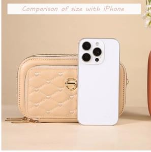 Sac bandoulière beige en cuir matelassé avec iPhone pour comparaison de taille et zips
