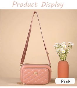 Vue détaillée du sac bandoulière rose matelassé avec emblème cœur doré et poche zippée