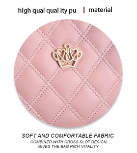 Détail du sac en cuir PU rose avec motif matelassé et logo couronne dorée