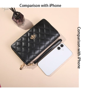 Détail du portefeuille matelassé noir avec logo couronne dorée et taille comparée à l'iPhone