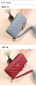 Détail de portefeuilles matelassés bleu et rouge avec double fermeture et dragonne