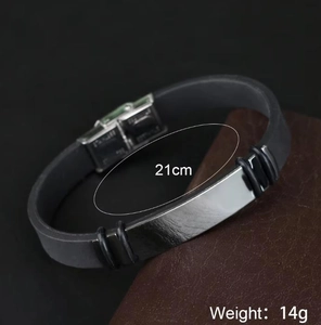 Detalle de una pulsera de silicona negra para hombre con placa de metal pulido y talla 21 cm