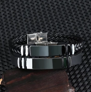Set de pulseras para hombre de acero inoxidable pulido y cuero negro trenzado