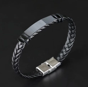 Pulsera de cuero trenzado negro para hombre con placa de acero inoxidable pulido sobre negro