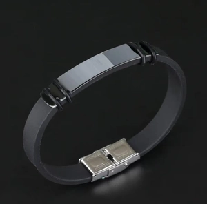 Detalle macro de la placa de acero pulido y el cierre en una pulsera de silicona negra