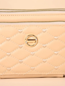 Sac bandoulière crème avec motifs de cœurs brodés et fermoir en métal doré brillant