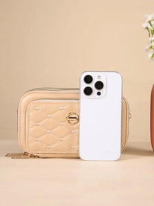 Sac bandoulière matelassé beige avec motif cœur et détails dorés pour le quotidien
