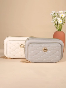 Sac bandoulière matelassé avec broderie cœur et double fermeture éclair en crème et gris