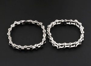 Dettaglio di braccialetti a catena di bicicletta in acciaio inox a una e due file