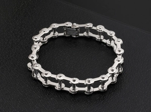 Dettaglio bracciale a catena di bicicletta in acciaio inossidabile lucido industriale