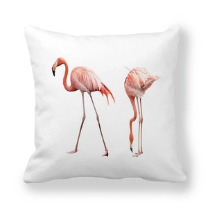 Detailansicht der Flamingo-Muster und Textur auf dem weißen Pfirsichhaut-Kissenbezug