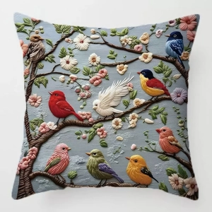 Detailansicht der 3D-Vogel- und Blumenprägung auf dem weichen Plüschkissenbezug