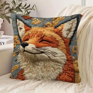 Detailansicht eines Kissenbezugs mit Fuchsstickerie auf einem weißen Sofa