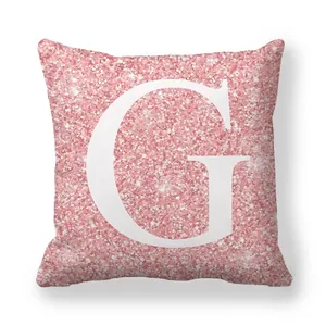 Détail de la taie d'oreiller en peau de pêche avec texture pailletée rose et lettre G