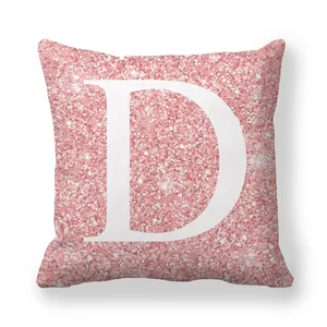 Housse de coussin rose à paillettes avec lettre D blanche en tissu peau de pêche