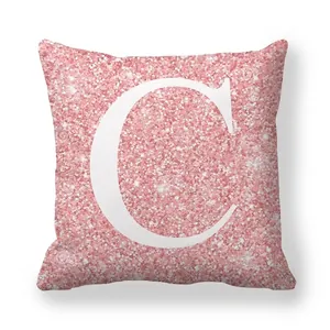 Housse de coussin rose pailletée avec lettre C blanche sur un taie d'oreiller carrée