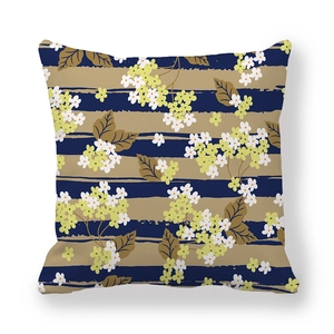 Détail de la housse de coussin en tissu peau de pêche avec motifs fleurs et rayures