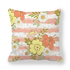 Détail de la housse de coussin en peau de pêche avec rayures et motifs floraux