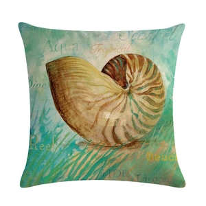 Dettaglio della stampa a conchiglia nautilus su federa quadrata in tessuto di lino