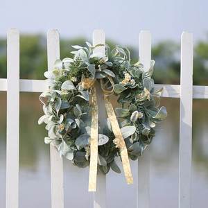 Couronne de pâquerettes avec feuilles vertes et ruban jaune pour décoration murale