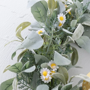Gros plan d'une couronne de marguerites avec des feuilles floquées au style champêtre