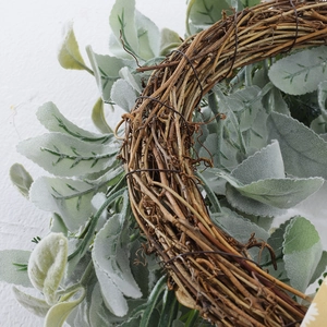 Vue détaillée de la base de couronne en vigne avec feuilles floquées vert argenté