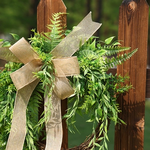 Ghirlanda di verde artificiale con fiocco in iuta per decorazione rustica della porta