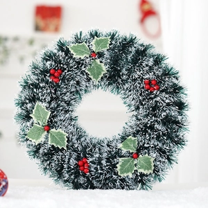Ghirlanda natalizia di tinsel con bacche rosse e agrifoglio per decorazione da parete