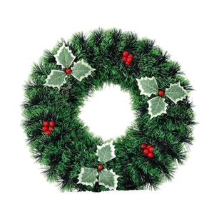 Ghirlanda natalizia in tinsel con bacche rosse e foglie di agrifoglio su bianco