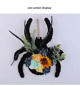 Dettaglio decorazione murale a scarabeo con girasoli e verde su base in legno nero