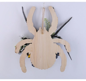 Dettaglio di ragno in legno con venature naturali e corda di canapa per decorazione appesa