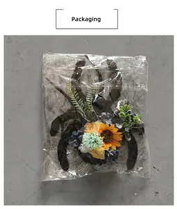 Dettaglio del cerchietto con ragno di Halloween e girasole finto nella confezione protettiva