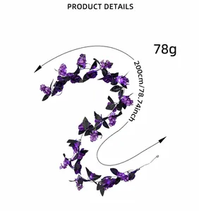Détail d'une guirlande de roses artificielles violettes de 200cm avec feuilles noires