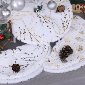 Mini gonna per albero di Natale in peluche bianco con motivi a rami dorati laminati