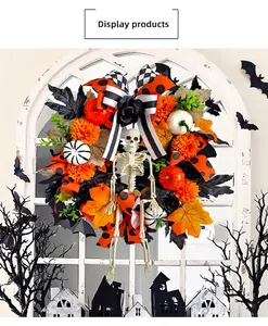 Dettaglio ghirlanda di Halloween con scheletro bianco, zucche arancioni e foglie d'acero