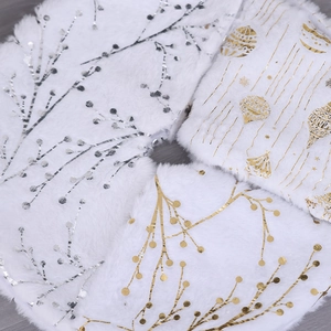 Gonna per albero di Natale in peluche bianco con motivi di bacche oro e argento