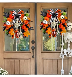 Ghirlande di Halloween con teschi, zucche e foglie d'acero su porte in legno