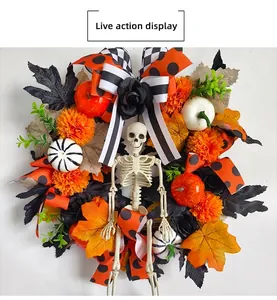 Dettaglio ghirlanda di Halloween con teschio, zucche, foglie di acero e nastri a righe