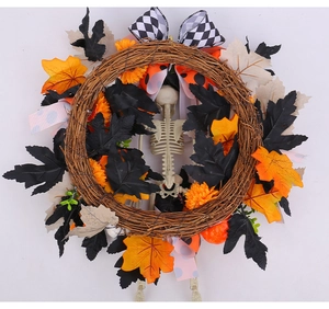 Dettaglio di ghirlanda di Halloween con teschi, foglie di acero e nastri a quadri