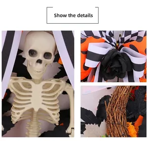 Vista dettagliata della ghirlanda di Halloween con teschio, rose nere e fiocchi decorati
