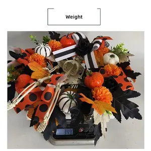Dettaglio peso ghirlanda di Halloween con zucca e teschio su una bilancia digitale di precisione