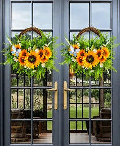 Symmetrische Anzeige von Sonnenblumenkränzen mit Schmetterlingen auf einer grauen Tür